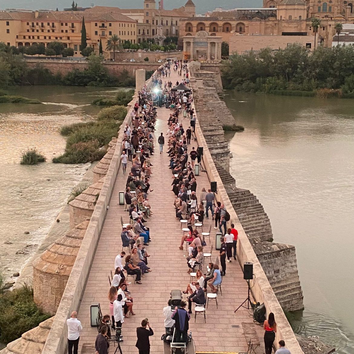 Silbon, a beneficio de Cáritas, viste de solidaridad el Puente Romano de Córdoba Silbon, a beneficio de Cáritas, viste de solidaridad el Puente Romano de Córdoba - Gastronomía y Moda