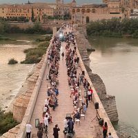 Silbon, a beneficio de Cáritas, viste de solidaridad el Puente Romano de Córdoba - Gastronomía y Moda