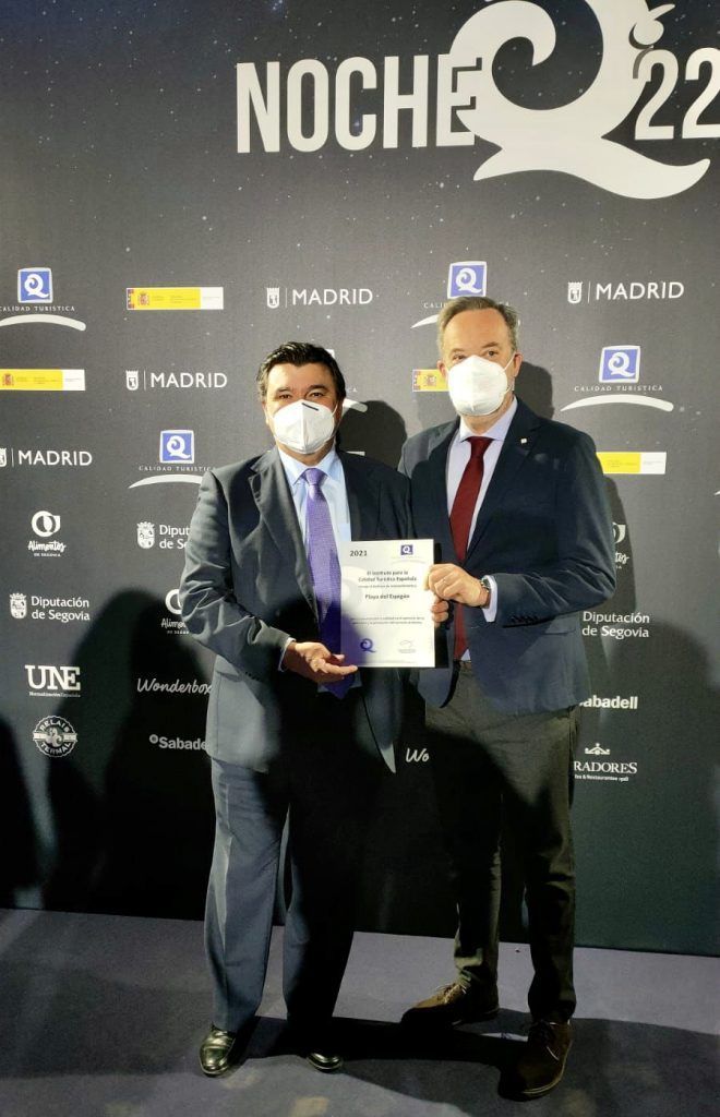 El alcalde de Huelva recoge en Madrid la Bandera ‘Q’ de Calidad Turística otorgada a la Playa del Espigón - Gastronomía y Moda