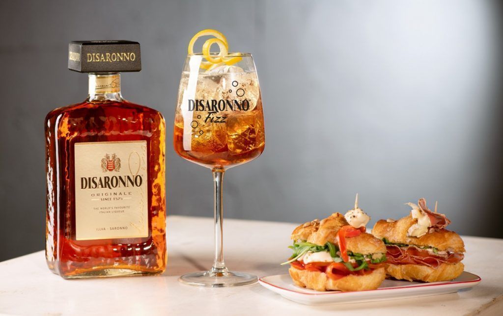 Vive la experiencia del auténtico espíritu italiano con tu cocktail Disaronno Fizz - Gastronomía y Moda