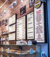 118 Studio crea la nueva imagen de las tiendas 'Empanada Club' bajo un estilo vintage - Gastronomía y Moda
