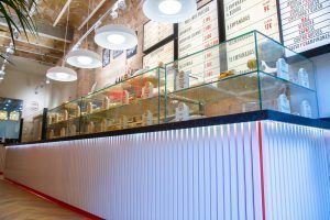 118 Studio crea la nueva imagen de las tiendas 'Empanada Club' bajo un estilo vintage - Gastronomía y Moda