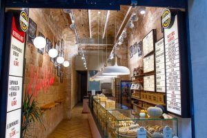118 Studio crea la nueva imagen de las tiendas 'Empanada Club' bajo un estilo vintage - Gastronomía y Moda