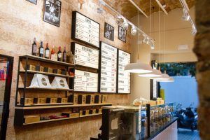 118 Studio crea la nueva imagen de las tiendas 'Empanada Club' bajo un estilo vintage - Gastronomía y Moda