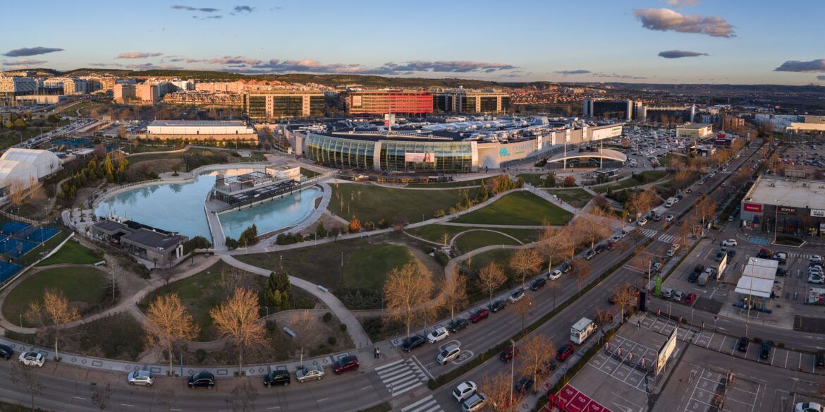 El centro comercial H2O acelera su transformación con nuevas marcas, reaperturas y la recuperación de su emblemático lago - Gastronomía y Moda