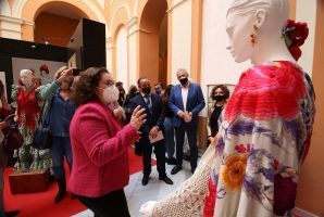 El Ayuntamiento de Sevilla acoge la exposición ‘La evolución del traje de flamenca’ - Gastronomía y Moda