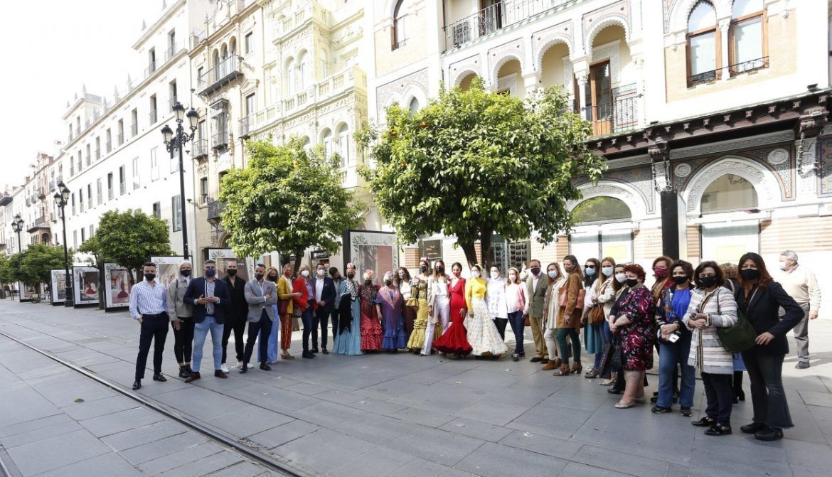 El Ayuntamiento de Sevilla inaugura dos exposiciones de fotografías enmarcadas en las iniciativas de apoyo a la industria de la moda flamenca - Gastronomía y Moda