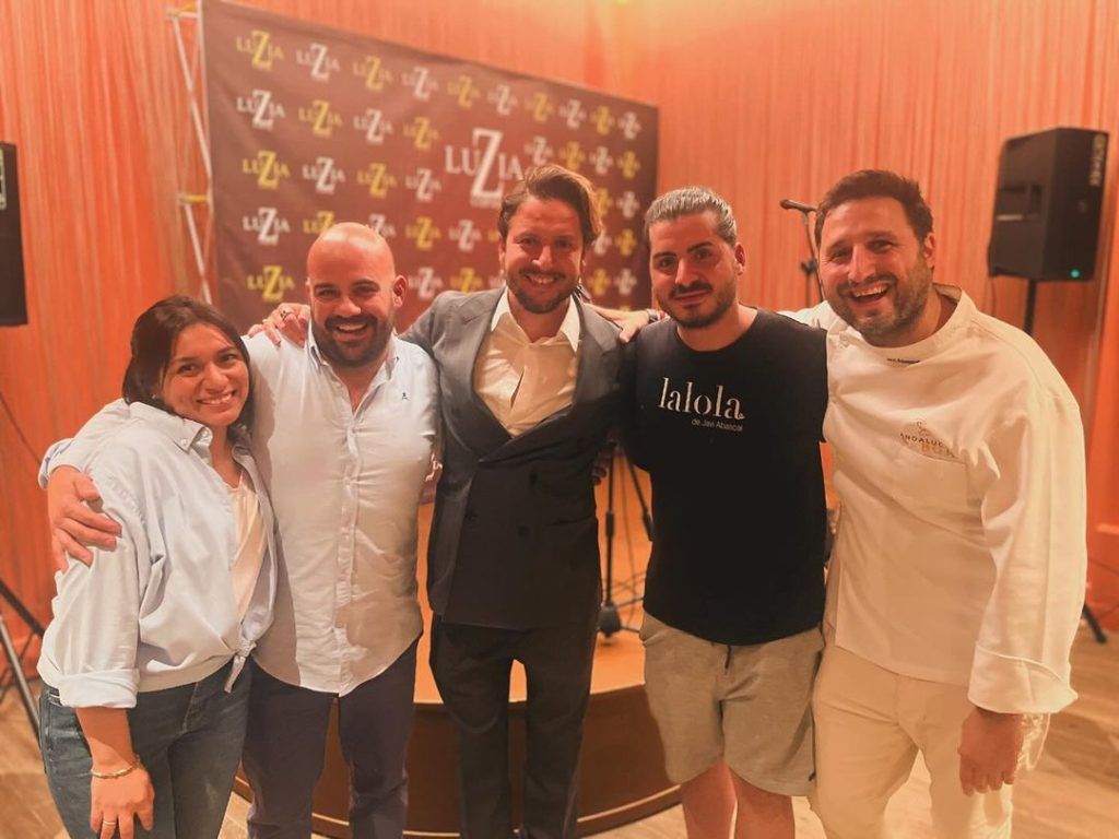 El cantante Manuel Carrasco disfruta de la gastronomía del chef Javi Abascal en Luzia Copas El cantante Manuel Carrasco disfruta de la gastronomía del restaurante Lalola de Javi Abascal - Gastronomía y Moda