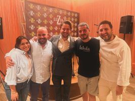 El cantante Manuel Carrasco disfruta de la gastronomía del restaurante Lalola de Javi Abascal - Gastronomía y Moda