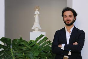 El diseñador y emprendedor sevillano Manuel Zerpa crea una imagen de la Virgen de “La Protezione” y destinará parte de sus ventas a beneficio de Nuevo Futuro Sevilla - Gastronomía y Moda