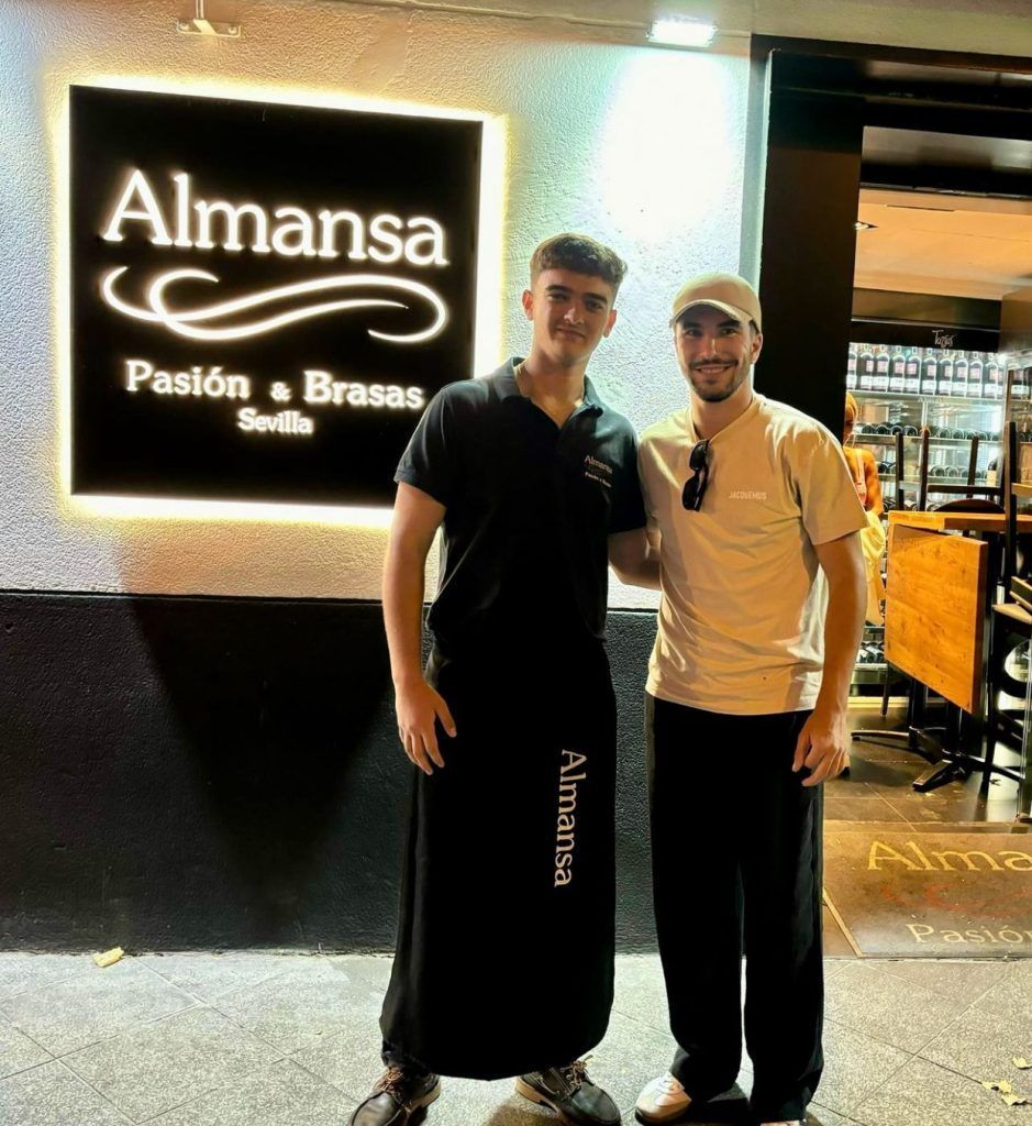 El futbolista Carlos Soler disfruta en Almansa Pasión & Brasas - Gastronomía y Moda