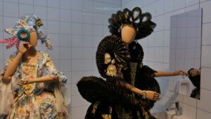 La “chica rara” de la moda española se revela en su retrospectiva: Ana Locking en la Sala Canal - Gastronomía y Moda