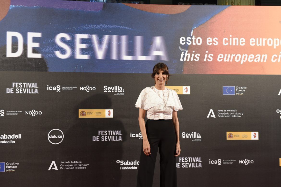 El look de inspiración sevillana de Carmen Acedo que Elia Galera ha elegido para la premiere de 'Pan de limón con semillas de amapola' - Gastronomía y Moda