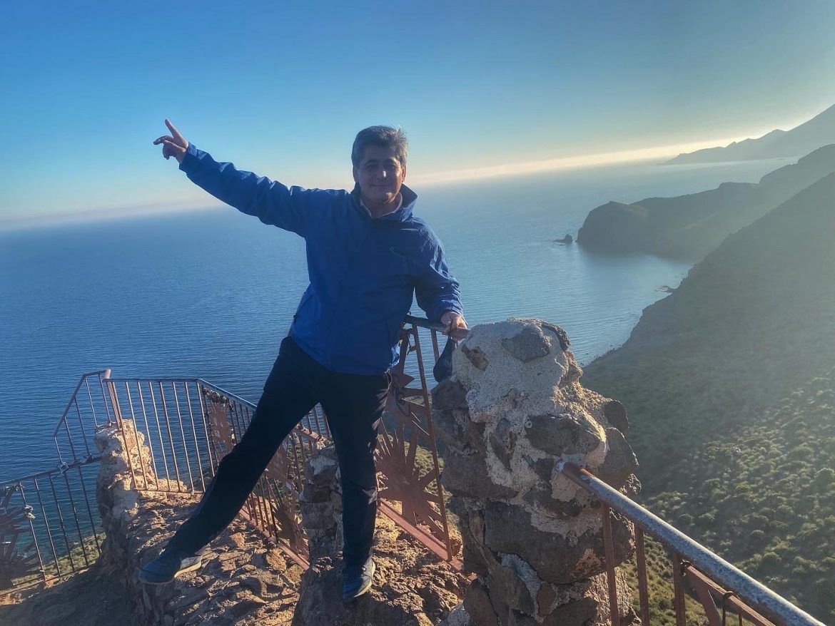 La Junta destinará 72,6 millones de euros para fomentar un turismo sostenible en Andalucía Nuestro director, Pepelu Martínez, en el Mirador de la Amatista (Almería) - Gastronomía y Moda