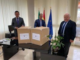Álvaro Moreno entrega 20.000 mascarillas homologadas y certificadas a la Consejería de Salud para colaborar con los profesionales sanitarios - Gastronomía y Moda