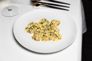 Chicarreros da el gran salto gastronómico en Sevilla y se posiciona como uno de los imprescindibles de la ciudad - Gastronomía y Moda