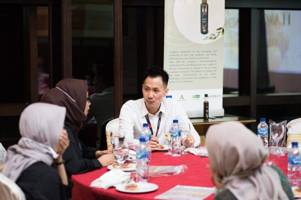 Extenda abre camino al AOVE andaluz en Indonesia ante unos consumidores asiáticos muy interesados en sus beneficios para la salud Extenda abre camino al AOVE andaluz en Indonesia ante unos consumidores asiáticos muy interesados en sus beneficios para la salud - Gastronomía y Moda