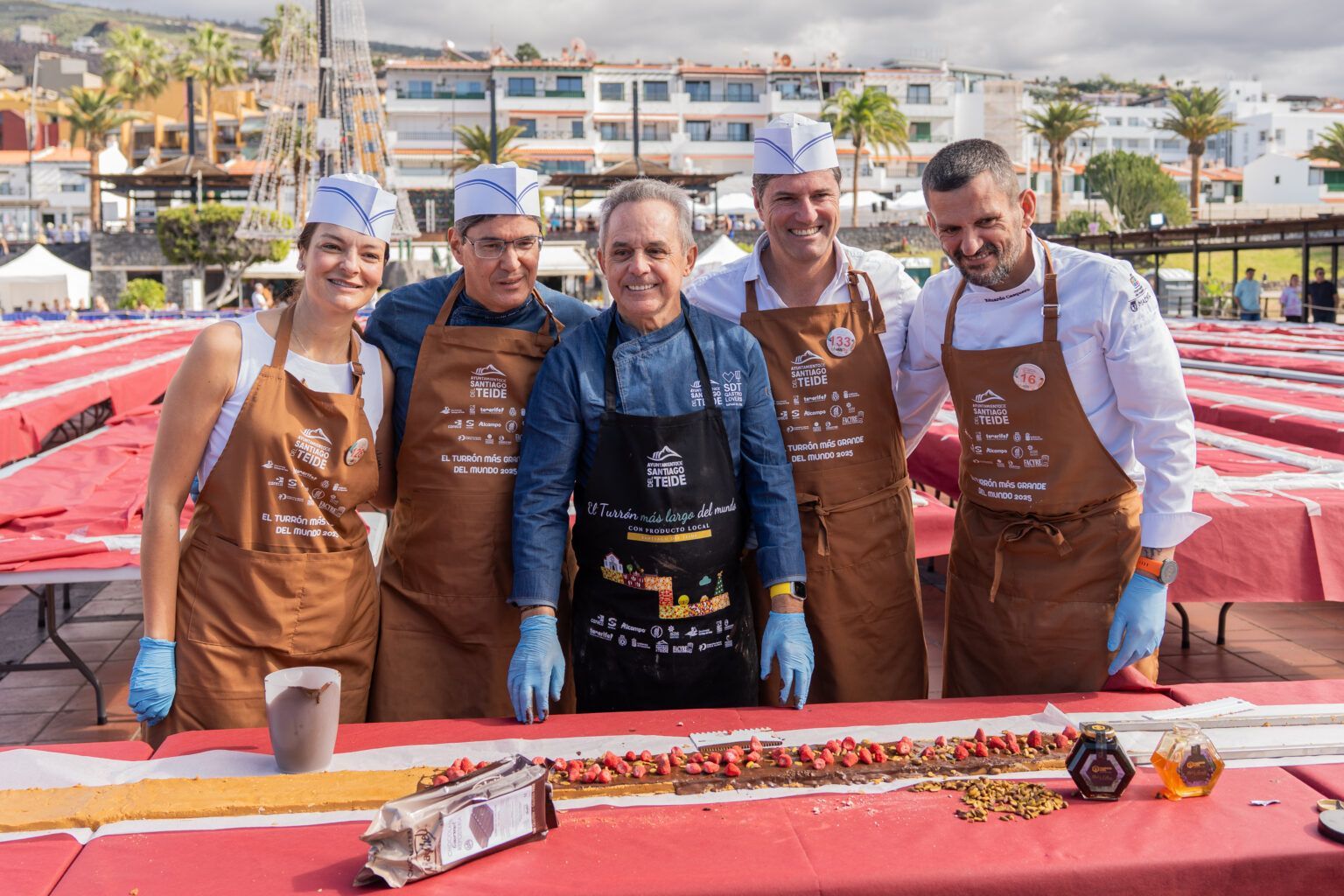 Santiago del Teide entra en la historia con el turrón más largo del mundo elaborado con producto local - Gastronomía y Moda