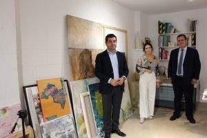La pintora María Tapia recibe el encargo del Ayuntamiento de Sevilla para realizar el cartel de las Fiestas de Primavera de 2022 - Gastronomía y Moda
