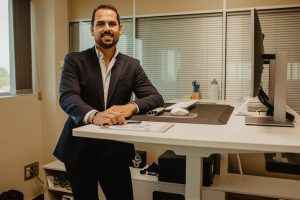 Trabajar de pie en casa o en la oficina, la apuesta de una empresa andaluza para prevenir las lesiones de espalda - Gastronomía y Moda