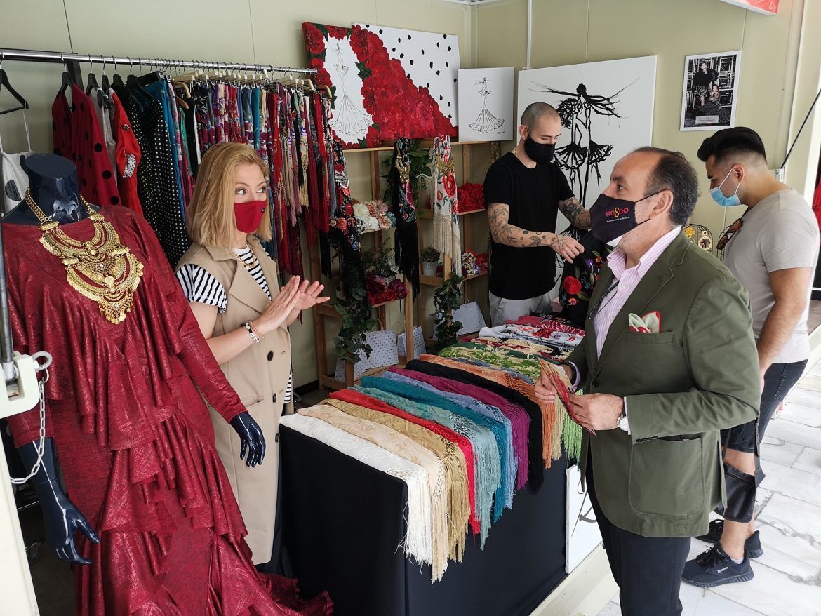 Inaugurado el mercadillo de apoyo e impulso a la industria de moda flamenca en la Plaza Nueva de Sevilla Inaugurado el mercadillo de apoyo e impulso a la industria de moda flamenca en la Plaza Nueva de Sevilla - Gastronomía y Moda