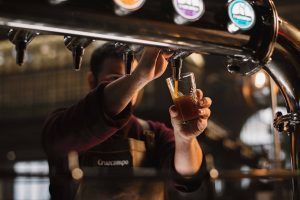 Éxito del movimiento #FUERZABAR de Cruzcampo y Amstel para llenar los almacenes de los bares - Gastronomía y Moda