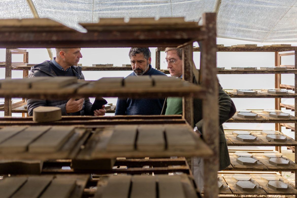 El Puerto de Sevilla y Todobarro avanzan en la revalorización de los sedimentos del Guadalquivir para la industria cerámica El Puerto de Sevilla y Todobarro avanzan en la revalorización de los sedimentos del Guadalquivir para la industria cerámica - Gastronomía y Moda