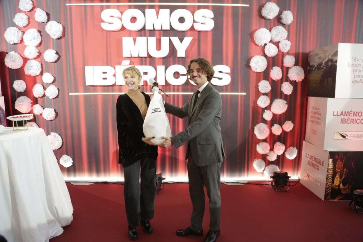 El Jamón Ibérico, presente un año más en la alfombra roja del Festival de San Sebastián El Jamón Ibérico, presente un año más en la alfombra roja del Festival de San Sebastián - Gastronomía y Moda