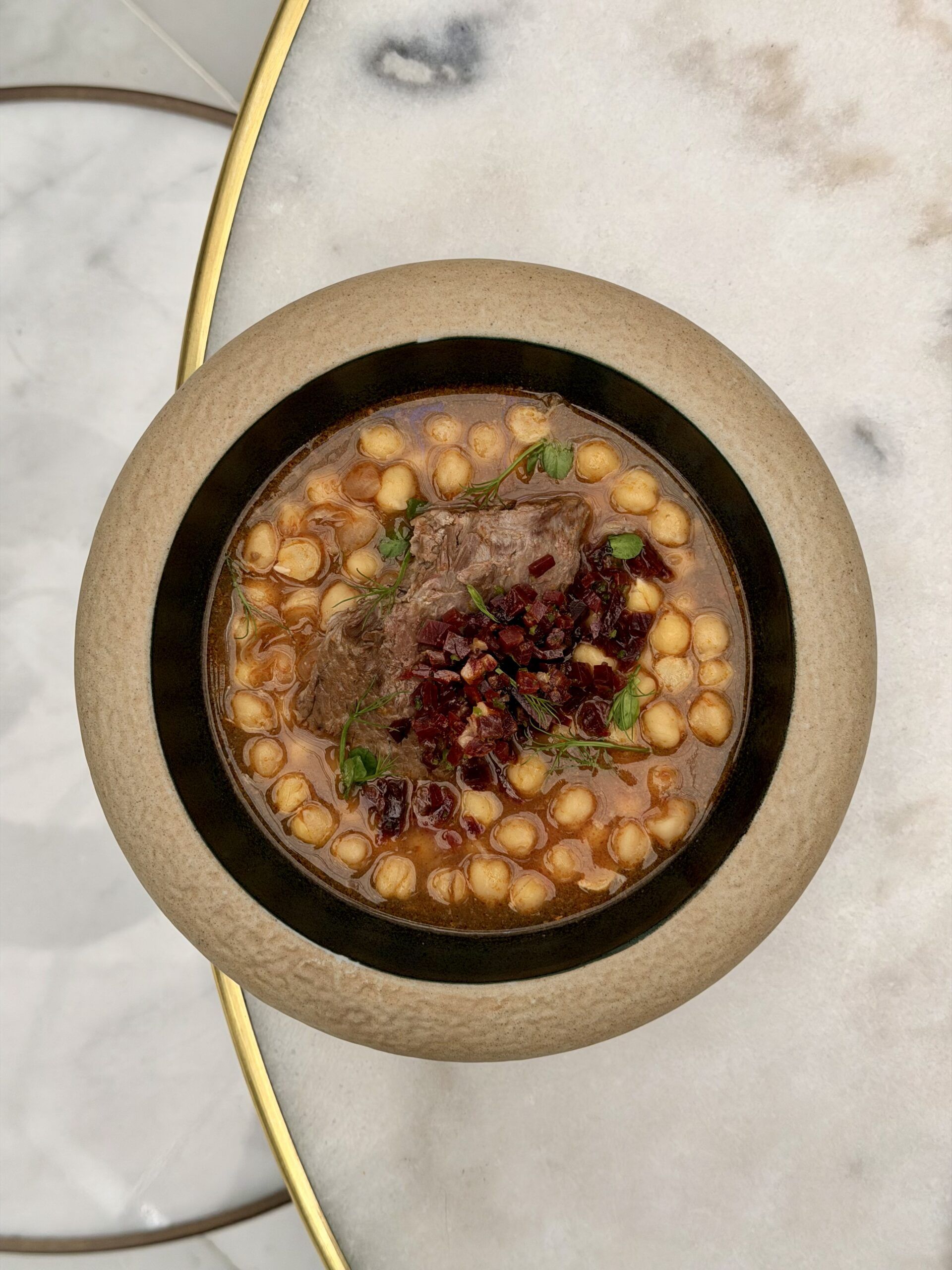 Lalola de Javi Abascal celebra el Día de Andalucía con sus Jornadas gastronómicas del guiso andaluz - Gastronomía y Moda