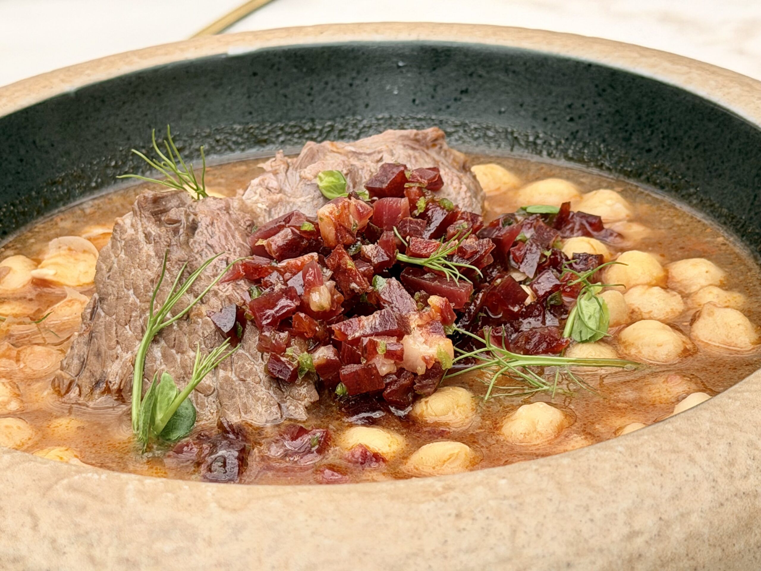 Lalola de Javi Abascal celebra el Día de Andalucía con sus Jornadas gastronómicas del guiso andaluz - Gastronomía y Moda