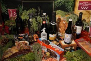Díaz Ayuso se vuelca con los alimentos de proximidad con la campaña 'Para Navidad, regala Madrid' - Gastronomía y Moda