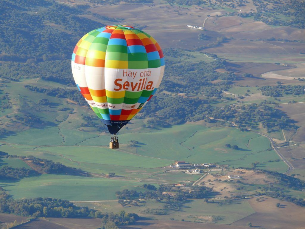 El globo aerostático «Hay otra Sevilla» hace promoción de la provincia en Gijón