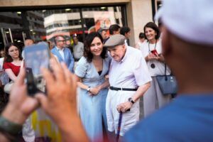 Díaz Ayuso celebra el 50º aniversario de Burger King en España en el emblemático local de la Plaza de los Cubos - Gastronomía y Moda