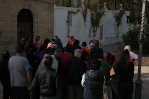 Sesenta y cinco personas sin techo reciben una berza jerezana del “Chef del Sherry” del Restaurante La Carboná - Gastronomía y Moda