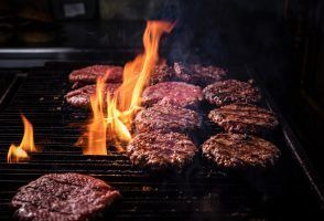 Cómo cocinar una hamburguesa ¿muy hecha, poco hecha o al punto? - Gastronomía y Moda