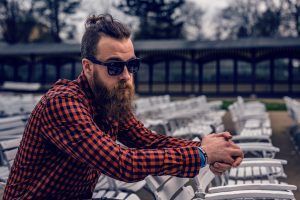 Vuelve el hípster más "salvaje" en barbas y cabello - Gastronomía y Moda