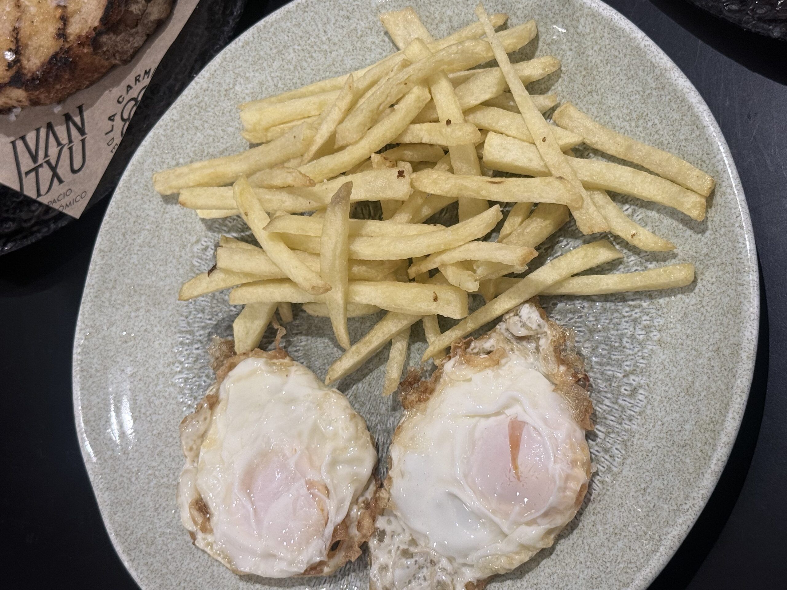 Sevilla descubre los desayunos más potentes del momento: cuchillo, tenedor y sabor sin concesiones - Gastronomía y Moda
