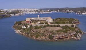 Menorca y Vueling invitan a sanitarios andaluces a conocer la isla como agradecimiento por su labor ante el COVID19 - Gastronomía y Moda