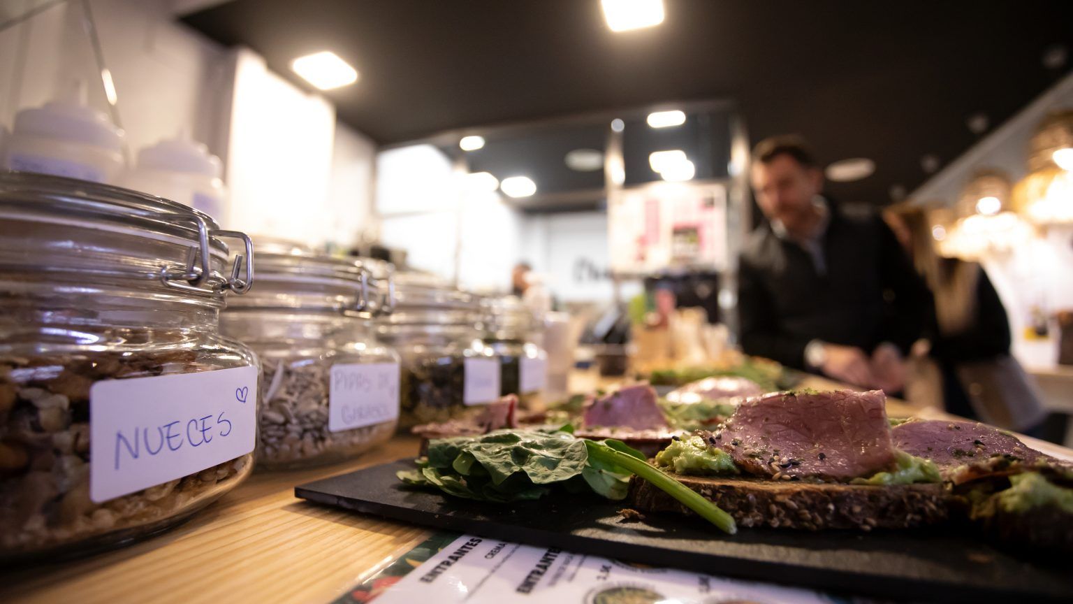 Crudo Bowl, la cadena de restaurantes de comida saludable, celebra su 3º Aniversario y nos invita a replantar nuestro futuro junto a Bosquia - Gastronomía y Moda