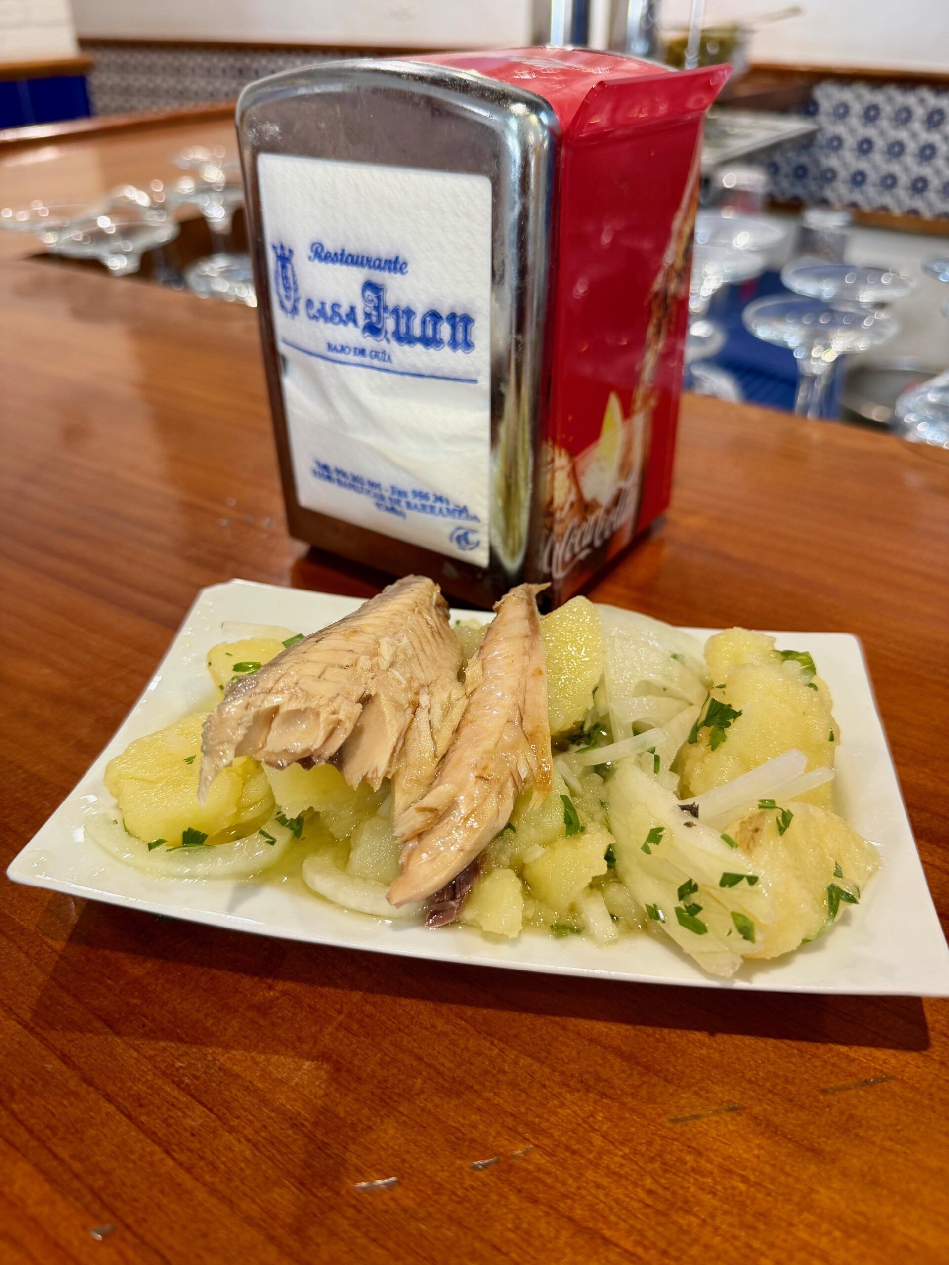 Casa Juan, el sabor de la cocina tradicional en Sanlúcar de Barrameda donde la barra sigue siendo protagonista - Gastronomía y Moda