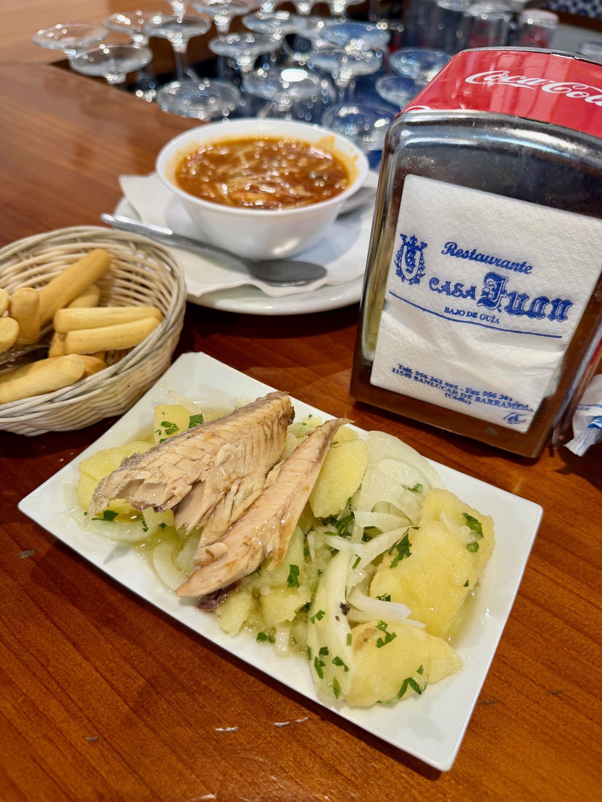 Casa Juan, el sabor de la cocina tradicional en Sanlúcar de Barrameda donde la barra sigue siendo protagonista - Gastronomía y Moda