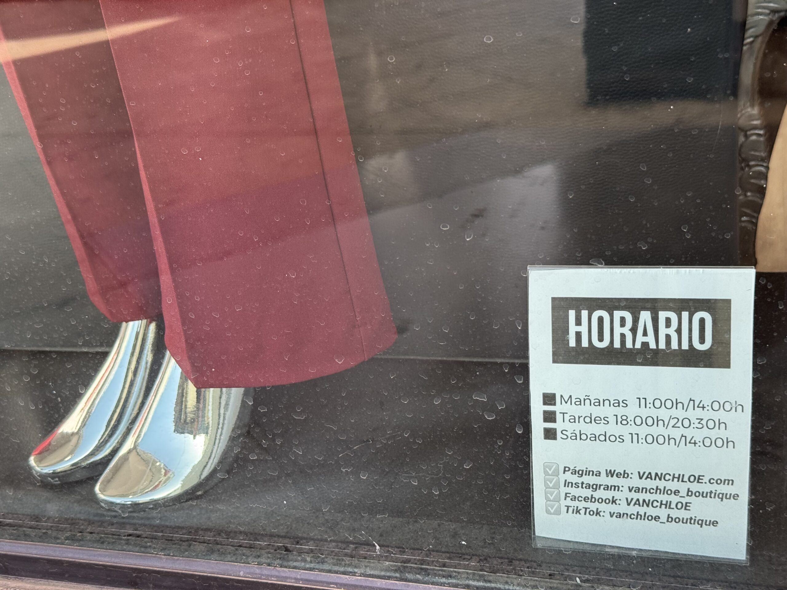 La importancia de mostrar bien las redes sociales en una tienda de moda - Gastronomía y Moda