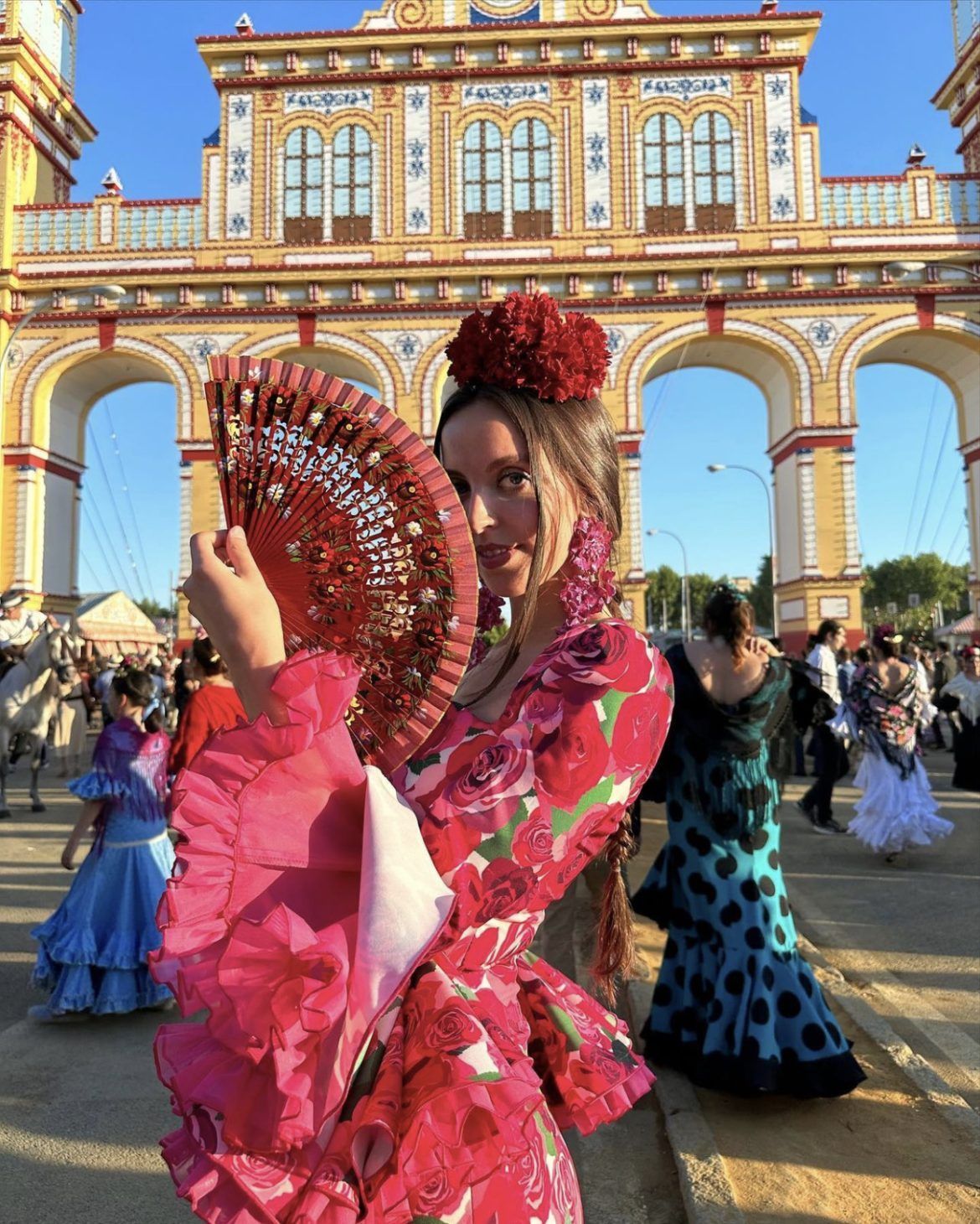 Feria de Abril de Sevilla 2023. Espectacular estampado de rosas de Rosa Pedroche para Marta Sierra - Gastronomía y Moda