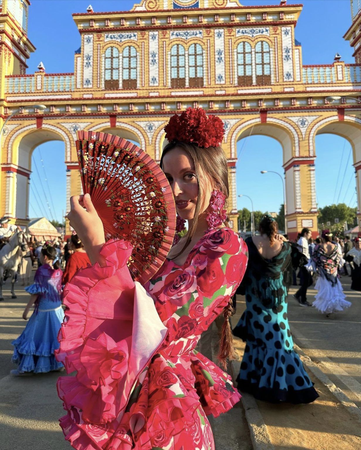 Feria de Abril de Sevilla 2023. Espectacular estampado de rosas de Rosa Pedroche para Marta Sierra - Gastronomía y Moda