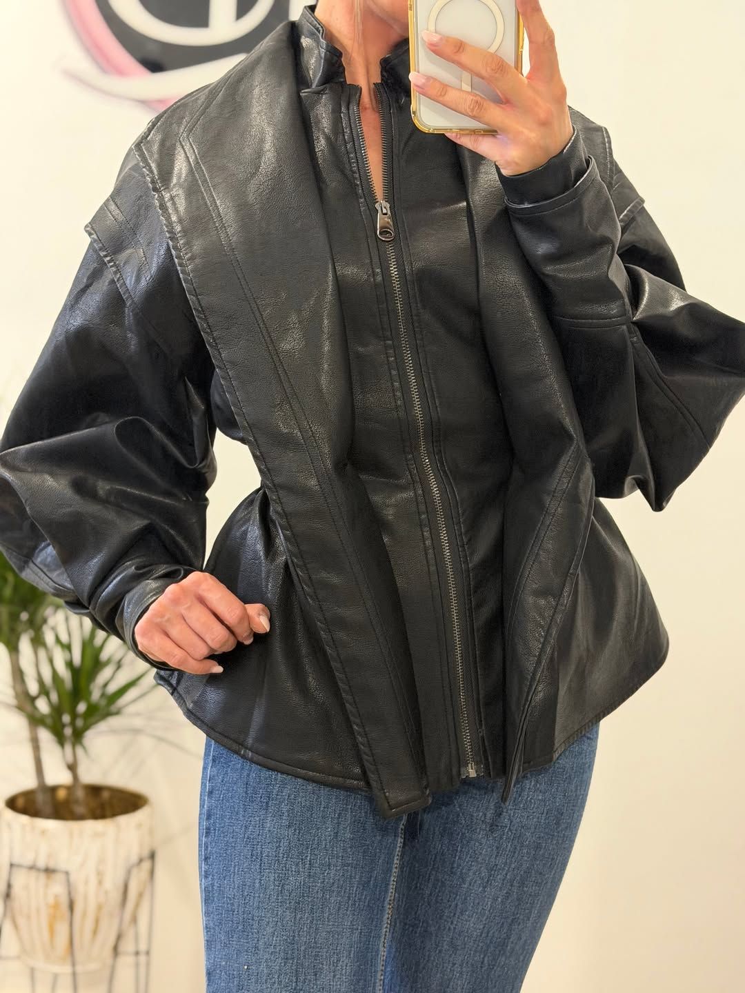 La chaqueta negra de Lala Boutique que estiliza la silueta y promete convertirse en protagonista del otoño . Gastronomía y Moda