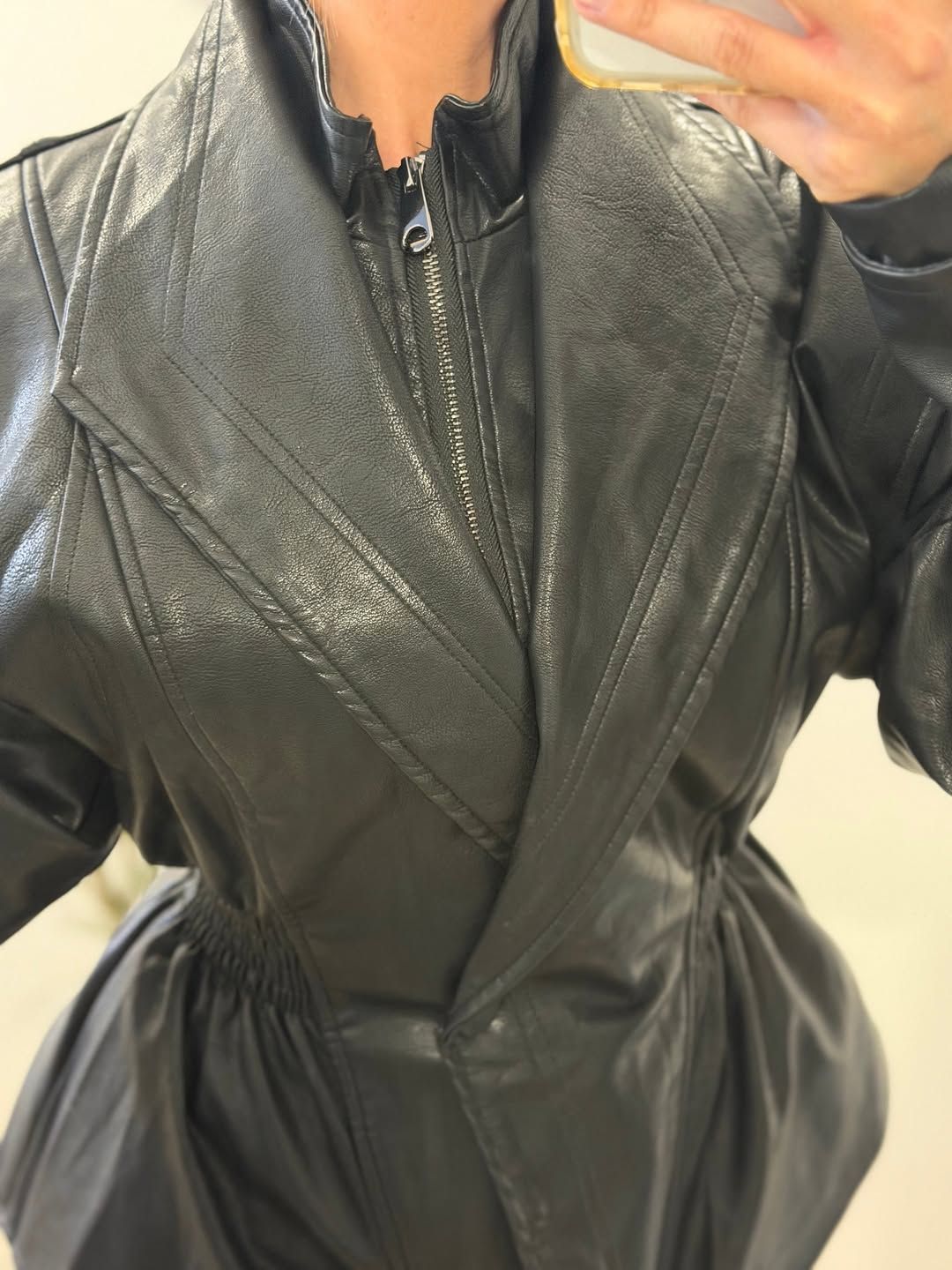 La chaqueta negra de Lala Boutique que estiliza la silueta y promete convertirse en protagonista del otoño . Gastronomía y Moda