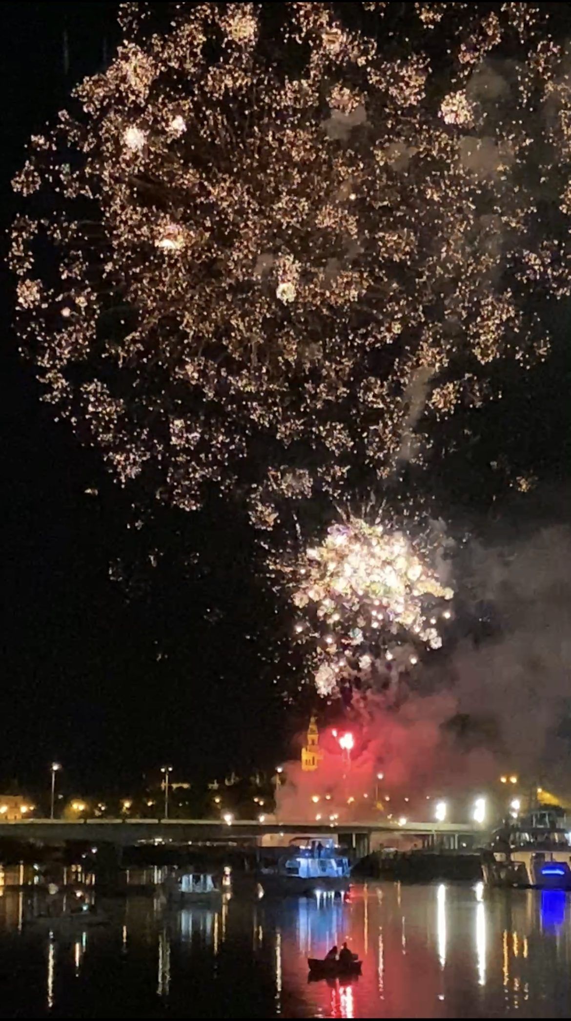 La Feria de Abril de Sevilla 2023 se despide con más de quince minutos de fuegos artificiales La Feria de Abril de Sevilla 2023 se despide con más de quince minutos de fuegos artificiales - Gastronomía y Moda