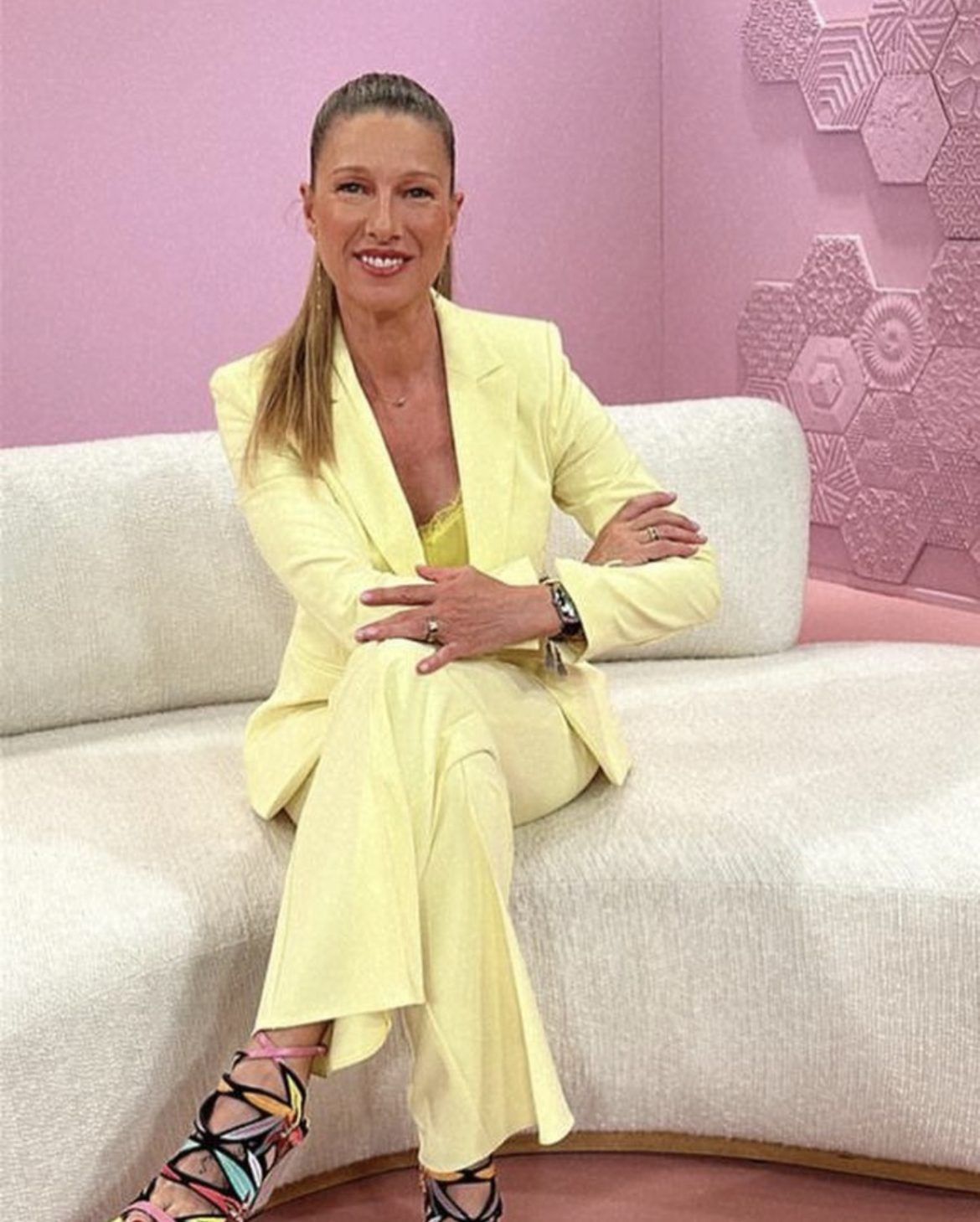 Anne Igartiburu repite en Corazón de Televisión con un total look espectacular de Rocío Ortega - Gastronomía y Moda