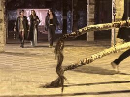 Mónica Mays interviene Matadero Madrid con Pulgar, una escultura expandida sobre memoria y materia - Gastronomía y Moda