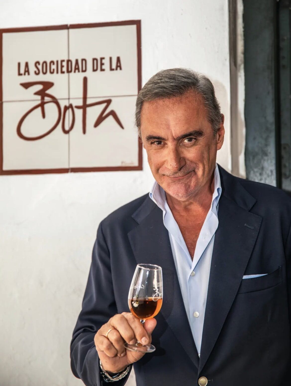 Carlos Herrera inaugura La Sociedad de la Bota de Barbadillo en Sanlúcar de Barrameda Carlos Herrera inaugura La Sociedad de la Bota de Barbadillo en Sanlúcar de Barrameda - Gastronomía y Moda